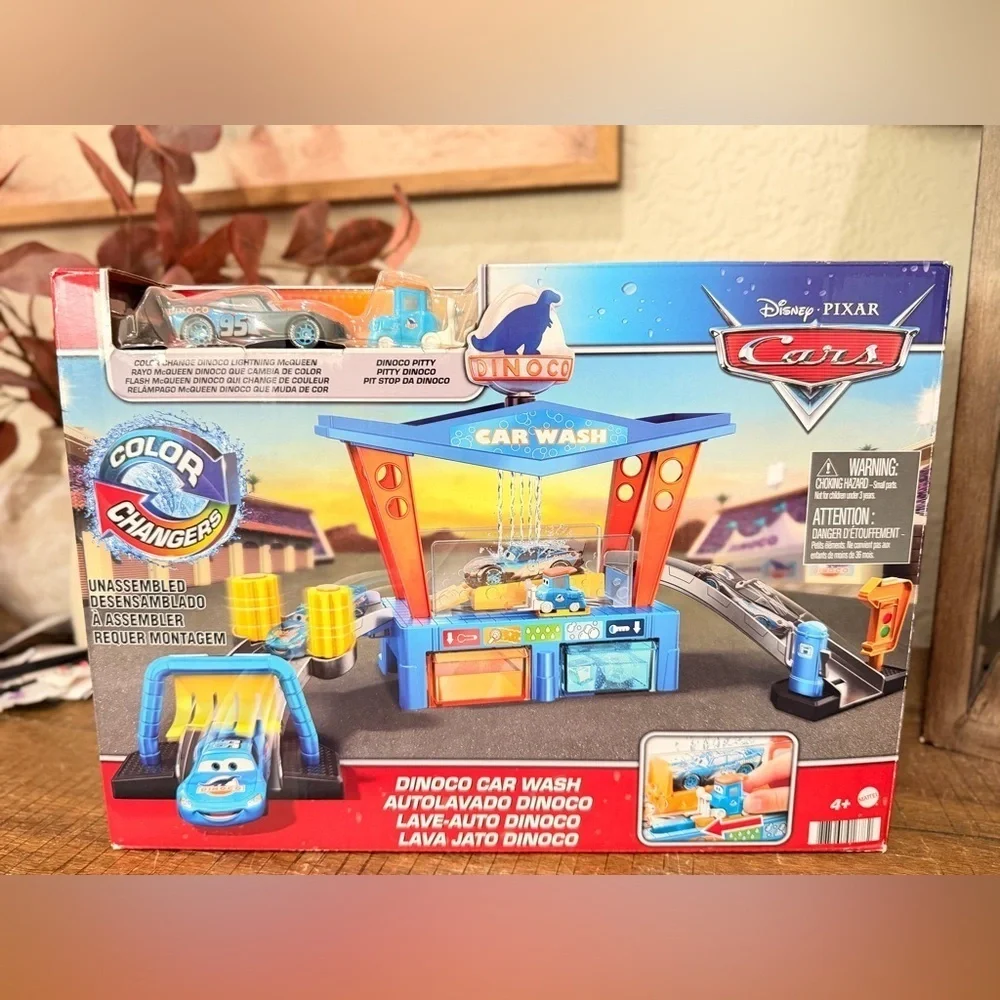 Disney Pixar Cars Dinoco Car Wash  Toy Pitty & Color-Change Lightning McQueen